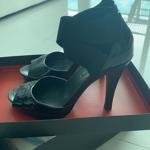 BCBG *COMFORTABLE* Monroe PATENT PLATFORM SANDALS - Picture 2 of 11